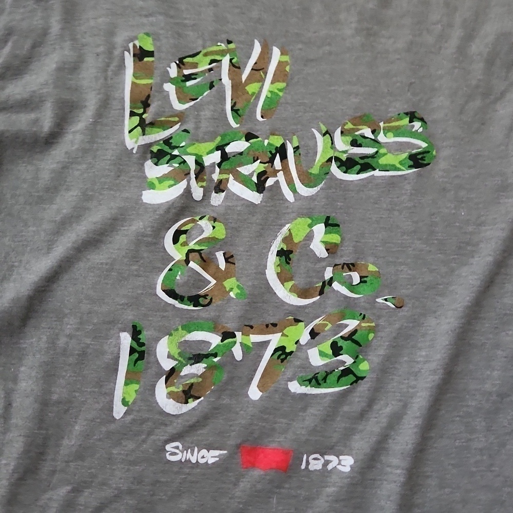 Levi's Levi Strauss Since 1873 Gray & Camo T-shirt Size XL - Picture 2 of 4
